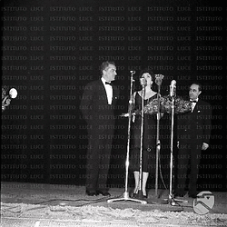 Rossano Brazzi con Gina Lollobrigida  sul palco durante una premiazione