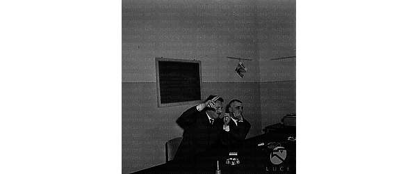 Pietro Germi mentre parla gesticolando, al suo fianco Mario Monicelli