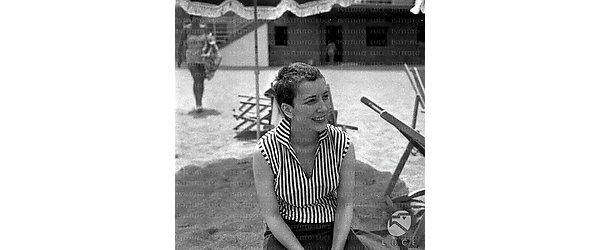 Ischia Valentina Cortese seduta sulla spiaggia