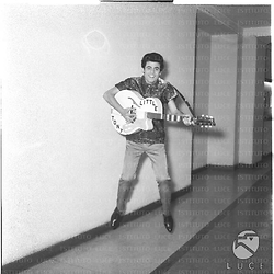 Little Tony ripreso con la chitarra in posa - totale