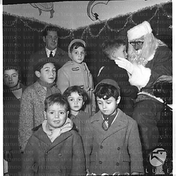 Babbo Natale circondato da bambini - piano americano