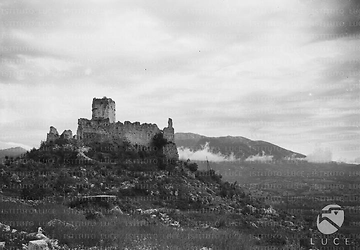 Cassino Veduta sulla Rocca Janula, gravemente danneggiata dai bombardamenti