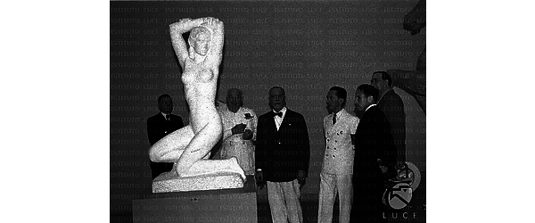Venezia Goebbels, Maraini, Volpi di Misurata ed altre autorità visitano una sala della Biennale di Venezia in cui sono esposte delle sculture