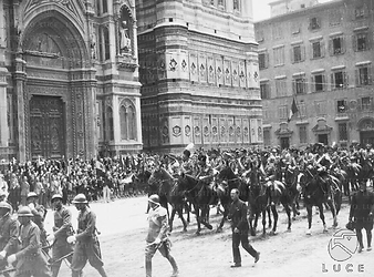 Firenze Mussolini e autorità a cavallo sfilano davanti a S. Maria del Fiore