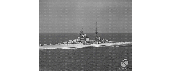 Una nave da guerra italiana in navigazione