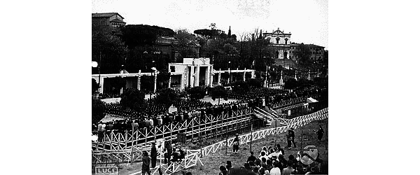 Roma Inquadratura dall'alto del Colle Palatino del palco d'onore allestito in Via di San Gregorio; sullo sfondo la Chiesa dei SS. Giovanni e Paolo