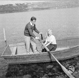 Roma Renato Salvatori e Alessandra Panaro in barca sul Tevere sul set del film Belle ma povere