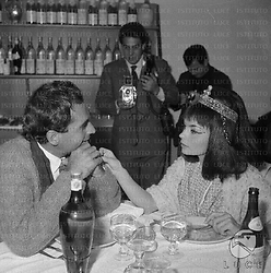 Pascale Petit, in costume di scena, durante una pausa pranzo con il fidanzato Gianni Esposito