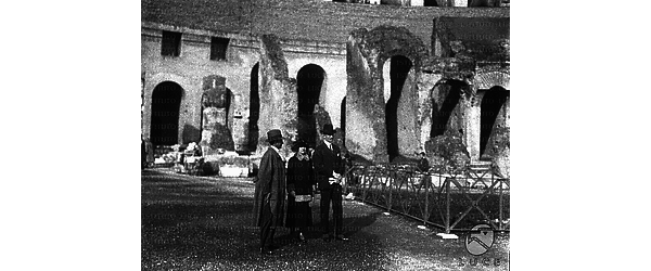 Roma La principessa Maud con il marito ed un altro uomo all'interno dell'Anfiteatro Flavio