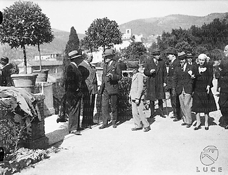 La delegazione inglese sulla balconata di Villa d'Este; Chamberlain al centro con il cappello