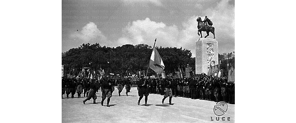 Napoli Sfilata dei reduci durante la cerimonia di inaugurazione del monumento al Maresciallo Diaz in via Caracciolo