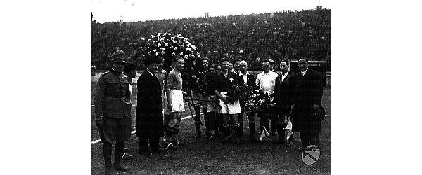 Roma I capitani delle squadre sorridono, due giovanotti portano in campo una corona di fiori