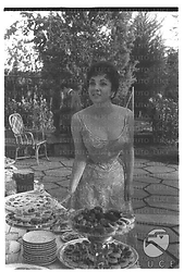 Gina Lollobrigida al tavolo del buffet durante un ricevimento nella sua villa per la ripresa della sua attività cinematografica - totale