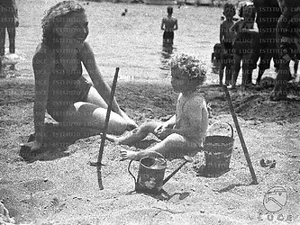 Villammare Una mamma ed un bambino giocano con la sabbia sulla spiaggia di Villammare
