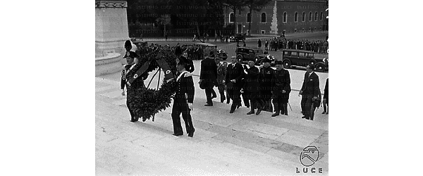 Roma Il ministro tedesco Hans Frank sale la scalinata del Vittoriano con l'ambasciatore Von Hassell, Marpicati e altre autorità