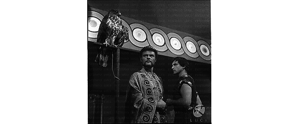 Preti e Gustavo Rojo in abiti da scena sul set del film Giulio Cesare; sulla sinistra c'è un'aquila - piano medio