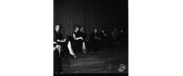 (da sinistra) Anna Proclemer, Diana Torrieri, Carlo D'Angelo, Emma Gramatica, Vittorio Sanipoli e Paola Borboni sul palco dell'Eliseo per la Giornata mondiale del teatro - campo medio