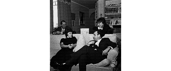 Isa Barzizza  e il marito nel soggiorno di casa conversano con Franca Valeri e Vittorio Caprioli seduti sul divano