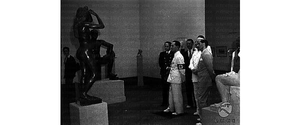 Venezia Goebbels, Pavolini, Maraini ed altre autorità osservano alcune sculture esposte in una sala della Biennale di Venezia