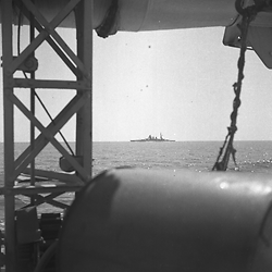 Una nave da guerra italiana vista dal ponte del cacciatorpediniere Bersagliere