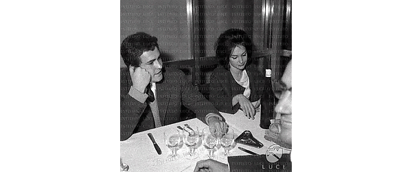 Adriana Asti in un ristorante con Bernardo Bertolucci