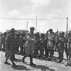 Il generale Barbasetti passa in rassegna le truppe accompagnato da altri ufficiali