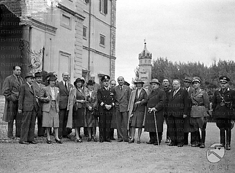 Tivoli Il ministro Funk e il ministro Riccardi posano, insieme ad altre personalità e a numerose signore, davanti all'ingresso di Villa d'Este a Tivoli