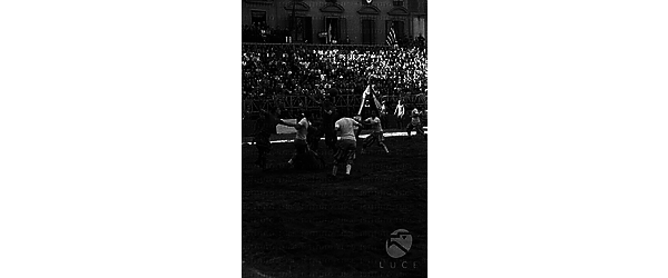 Firenze Azione di gioco durante una partita di calcio storico fiorentino in piazza della Signoria