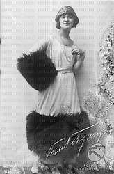 L'attrice Vera Vergani posa in una fotografia con un abito lungo