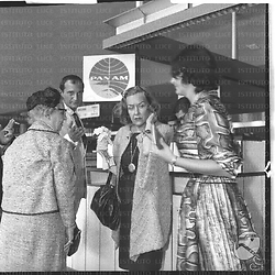 L'attrice Gloria Swanson con la madre all'aeroporto di Fiumicino al banco della Pan Am - piano medio