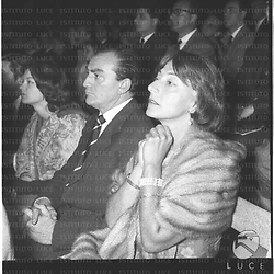 Luchino Visconti e Lilla Brignone seduti tra il pubblico del circo di Mosca - piano medio