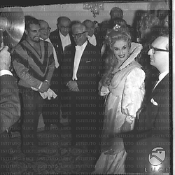 Gronchi nel foyer del Teatro dell'Opera con i cantanti Del Monaco, Rossi Lemeni e Floriana Cavalli interpreti dell''Ernani', alle loro spalle si riconosce Gonella - totale