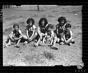 Roma Riproduzione di fotografia: gruppo di bambini, ospiti della scuola Pistelli, che posano seduti in giardino per una foto di gruppo