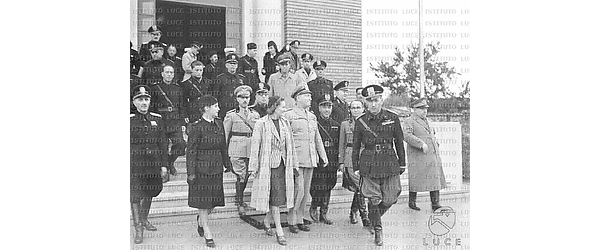 Tirana Il luogotenente Jacomoni, la moglie e Verlaci escono dal palazzo dell'Opera Maternità e Infanzia