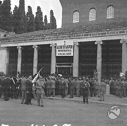 Un gruppo di autorità militari davanti alla chiesa di San Lorenzo fuori le mura. Campo lungo