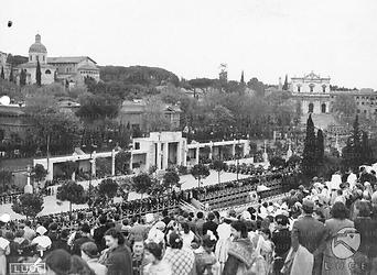 Roma Inquadratura dall'alto del Colle Palatino del palco d'onore allestito in Via di San Gregorio; sullo sfondo la Chiesa dei SS. Giovanni e Paolo