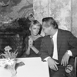 Barbara Steele seduta a tavola con Pasquale Festa Campanile al Premio Strega
