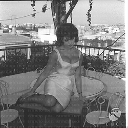 Silvia Sorrente ripresa in posa su un tavolo di una terrazza in occasione della conferenza stampa del film 'Taras Bulba, il cosacco' - totale