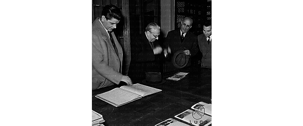 Roma Ezio Vigorelli, accompagnato dal presidente del Luce Fattorosi, visita l'archivio fotografico dell'Istituto Nazionale Luce