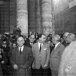 Roma Il fratello di Cimara insieme ad altre personalità all'esterno della chiesa di S. Maria in Montesanto, dietro si vede De Pirro