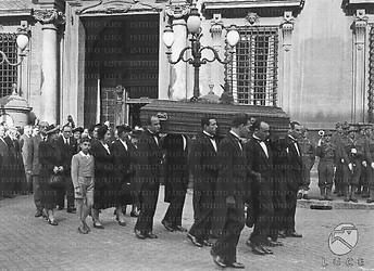 Il feretro di Ivanoe Bonomi trasportato all'esterno di palazzo Giustiniani
