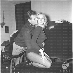 Heléne Remy e John Turner sul set del film L'amante del vampiro - piano americano