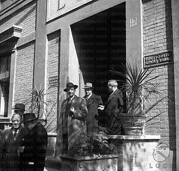 Roma Umberto Terracini e alcuni senatori escono dalla vecchia sede dell'Istituto Nazionale Luce nei pressi di Largo S. Susanna