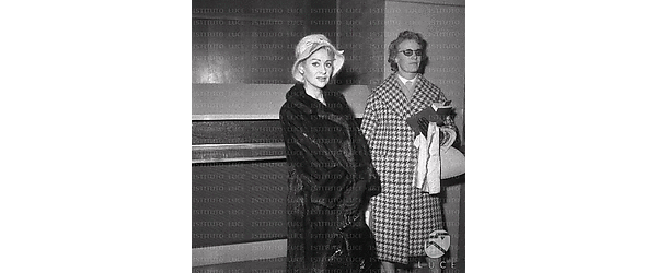 Martine Carol all'aeroporto accanto ad una donna (forse segretaria)