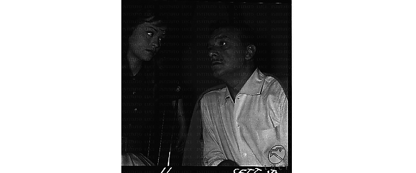 Marie Versini ed un attore ripresi seduti durante una pausa del film - piano medio