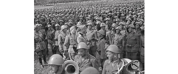 Alpi Occidentali Umberto di Savoia stringe la mano ad un alto ufficiale di fronte ai soldati della Divisione Littorio schierati