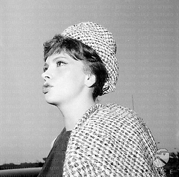 Gina Lollobrigida all'aeroporto - medio primo piano