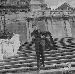 Carlo Lima sulla scalinata di piazza di Spagna - campo medio