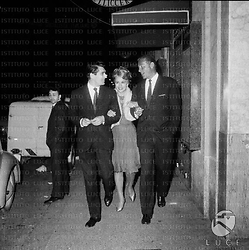 Edmund Purdom, Linda Christian e Lex Barker a passeggio in una strada di Roma - totale