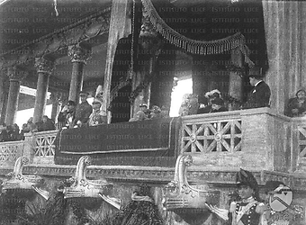 Roma Vittorio Emanuele III presenzia la sfilata militare dalla tribuna